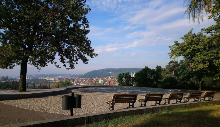 Blátivý svah je minulostí. Vyhlídka na Letné prošla rekonstrukcí.