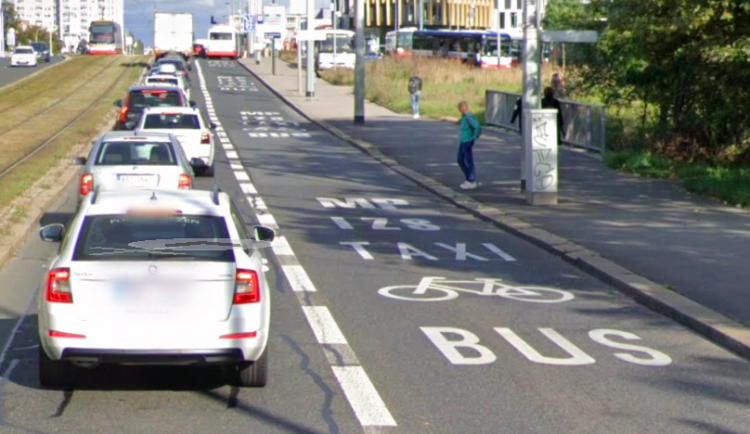 Jízda pruhem pro autobusy se nemusí vyplatit. V Praze testují nový systém, který zaznamená hříšníky