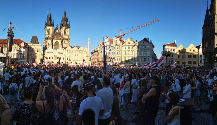 V Praze vyjadřuje solidaritu s demonstranty v Minsku tisíc lidí.