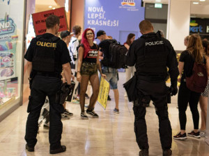 FOTO: Aktivisté zaplavili Albert v Arkádách. Protestovali proti kampani za záchranu lesů