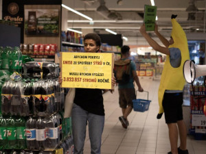 Aktivisté zaplavili Albert v Arkádách. Protestovali proti kampani za záchranu lesů.