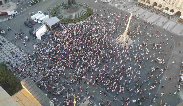 FOTO, VIDEO: Podívejte se na záběry ze setkání na podporu demonstrantů v Bělorusku