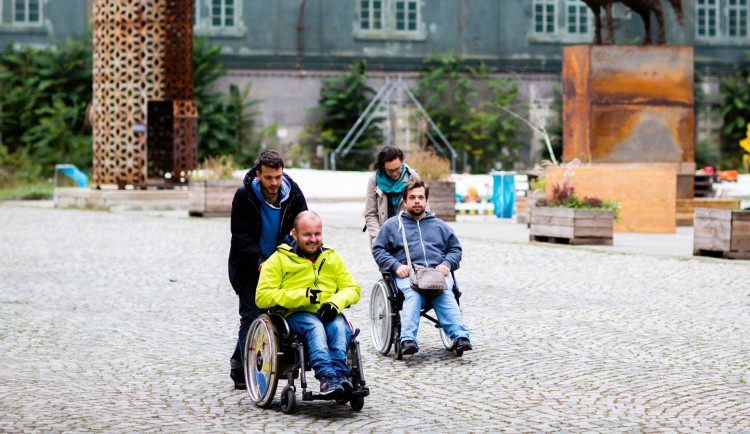 V Kasárnách Karlín se chystá oslava čtvrtstoletí pomoci handicapovaným