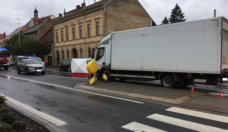 Náklaďák srazil v Rousínově starší ženu na přechodu pro chodce. Zraněním na místě podlehla