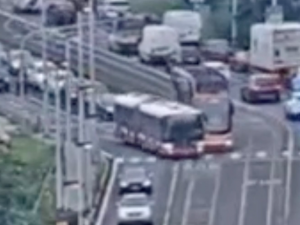 VIDEO: Autobus vjel přímo do cesty rozjeté tramvaji. Střetu nešlo zabránit, jen náhodou se nikdo nezranil