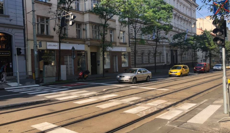 Nový přechod a semafor. Konec tragických nehod v Ječné?