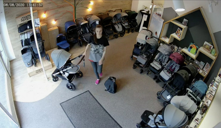 VIDEO: Policie hledá ženu, která z obchodu ukradla kočárek.