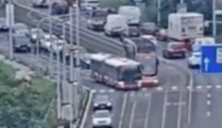 Autobus vjel přímo do cesty rozjeté tramvaji. Střetu nešlo zabránit, jen náhodou se nikdo nezranil.