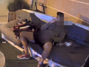VIDEO: Mladík poničil posezení na Zličíně. Na strážníky čekal s penisem v ruce