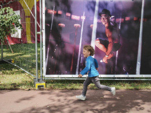 Vzdušní akrobaté zahájili festival nového cirkusu na Letné.