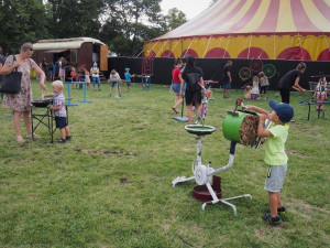Vzdušní akrobaté zahájili festival nového cirkusu na Letné.