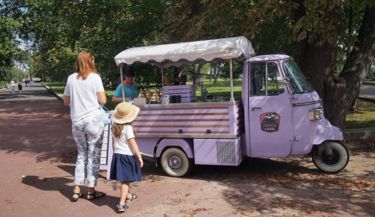 Vzdušní akrobaté zahájili festival nového cirkusu na Letné.