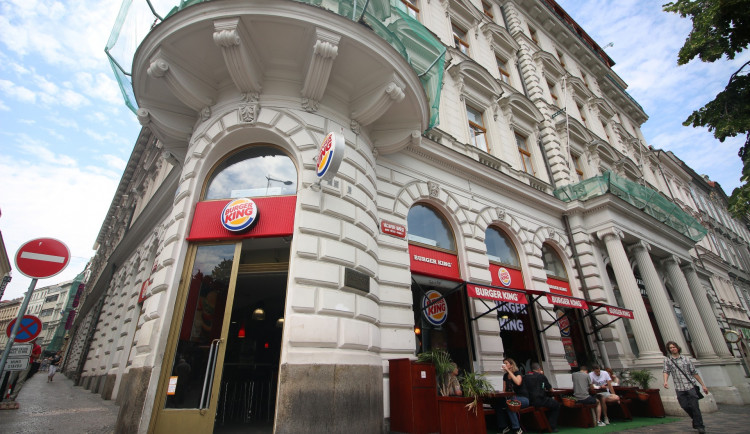 Spor o prostory na Václavské náměstí. Americký fastfood nahradí bonbony na váhu.