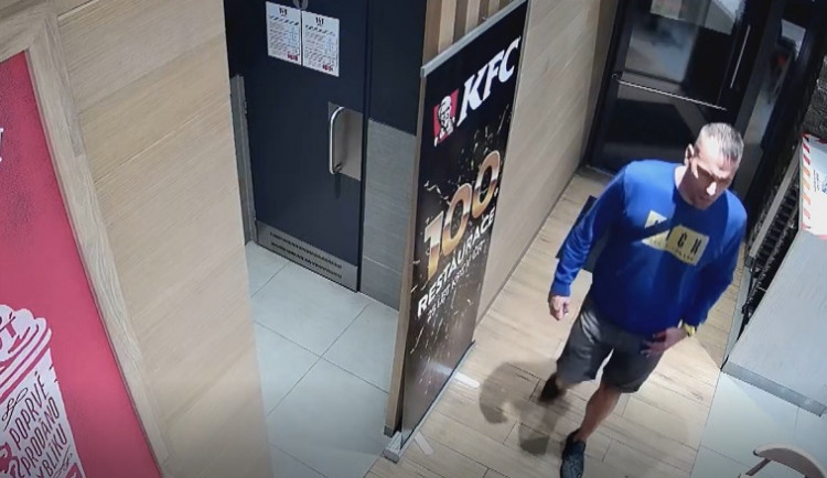 VIDEO: Muž rozbil světelnou reklamu KFC. Po zavíračce ho odmítli obsloužit