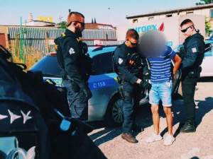 VIDEO: Dvaadvacetiletý cizinec v Praze ujížděl policii. Byl na drogách