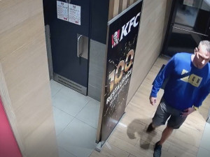 VIDEO: Muž rozbil světelnou reklamu KFC. Po zavíračce ho odmítli obsloužit