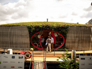 FOTO: První dům vytisknutý na 3D tiskárně zakotvil u Střeleckého ostrova. Podívejte se, jak vypadá