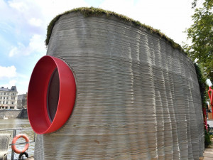 FOTO: První dům vytisknutý na 3D tiskárně zakotvil u Střeleckého ostrova. Podívejte se, jak vypadá