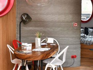 FOTO: První dům vytisknutý na 3D tiskárně zakotvil u Střeleckého ostrova. Podívejte se, jak vypadá