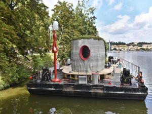 FOTO: První dům vytisknutý na 3D tiskárně zakotvil u Střeleckého ostrova. Podívejte se, jak vypadá