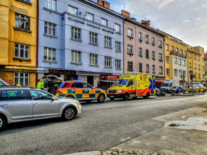 Tramvaj v centru Prahy srazila chlapce, utrpěl vážný úraz hlavy