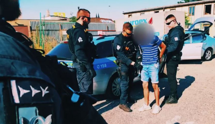 VIDEO: Dvaadvacetiletý cizinec v Praze ujížděl policii. Byl na drogách