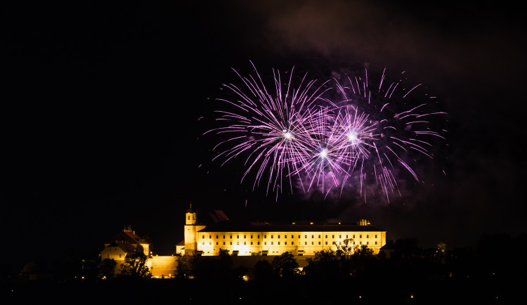 FOTO: Hvězdy jak sedmikrásky nad Brnem. Nebe nad Špilberkem rozzářil první letošní ohňostroj