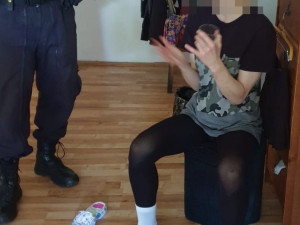 FOTO: Zfetovaná těhotná žena v Praze házela z balkónu dlažební kostky na lidi na chodníku