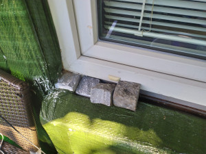 FOTO: Zfetovaná těhotná žena v Praze házela z balkónu dlažební kostky na lidi na chodníku