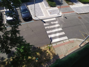 FOTO: Zfetovaná těhotná žena v Praze házela z balkónu dlažební kostky na lidi na chodníku