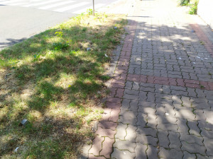 FOTO: Zfetovaná těhotná žena v Praze házela z balkónu dlažební kostky na lidi na chodníku