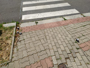 FOTO: Zfetovaná těhotná žena v Praze házela z balkónu dlažební kostky na lidi na chodníku