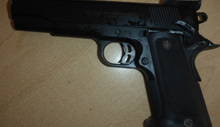 FOTO: Muži před strážníky vypadla z kapsy zbraň. Byl pod vlivem drog