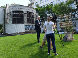 FOTO: Práce v Čelakovského sadech pokračují. Chystá se instalace kamerového systému