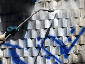 FOTO: Práce v Čelakovského sadech pokračují. Chystá se instalace kamerového systému