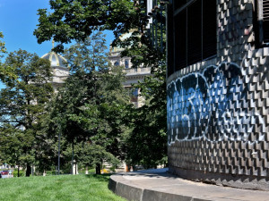 FOTO: Práce v Čelakovského sadech pokračují. Chystá se instalace kamerového systému