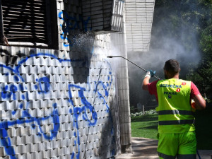 FOTO: Práce v Čelakovského sadech pokračují. Chystá se instalace kamerového systému
