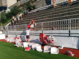 FOTO: Fanoušci Viktorky Žižkov pomáhali na stadionu s demontáží sedaček