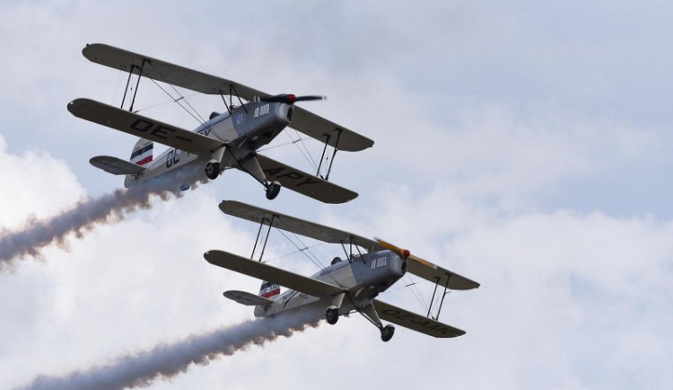 Letecká show v Chebu pokračuje i dnes