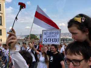 V Praze lidé vytvořili živý řetěz. Podpořili protestující v Bělorusku