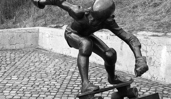 První socha skateboardisty na světě znovu zkrášlí pražský park. Kdy ji bude možné spatřit?