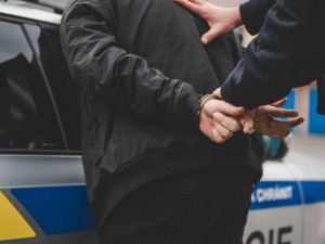 Muž podezřelý z pokusu o vraždu na Žižkově se dnes přihlásil na policejní stanici