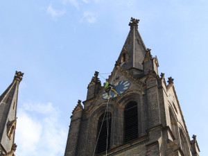 FOTO, VIDEO: Na věž kostela na náměstí Míru se vracejí opravené hodiny