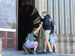 FOTO, VIDEO: Na věž kostela na náměstí Míru se vracejí opravené hodiny