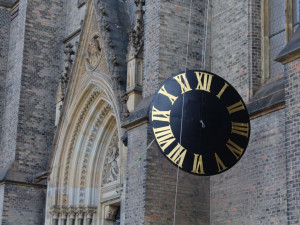 FOTO, VIDEO: Na věž kostela na náměstí Míru se vracejí opravené hodiny