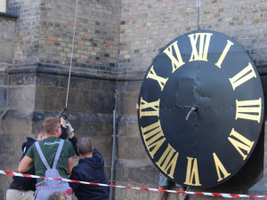 FOTO, VIDEO: Na věž kostela na náměstí Míru se vracejí opravené hodiny