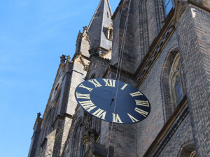 FOTO, VIDEO: Na věž kostela na náměstí Míru se vracejí opravené hodiny