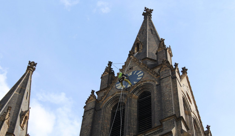 FOTO, VIDEO: Na věž kostela na náměstí Míru se vracejí opravené hodiny