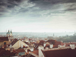 Silný vítr a nebezpečí vzniku požárů. Meteorologové vydali výstrahu pro Prahu