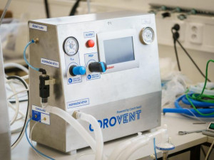 Češi vyvinuli plicní ventilátor CoroVent. Zamíří na světové trhy